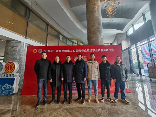 副總經(jīng)理趙強(qiáng)、工會(huì)副主席李景忠、合成車間主任王東亮與參賽隊(duì)員在決賽前夕合影留念2.jpg
