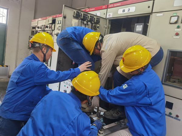 今年大檢修期間，電氣檢修人員齊心協(xié)力“修舊利廢”.jpg