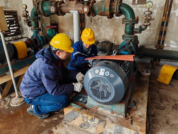 1月份，電氣檢修人員正在更換高效節(jié)能電機(jī).jpg