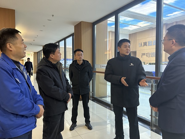 1月31日，咸陽市工信局副局長趙英立來彬州公司調(diào)研檢查1.jpg