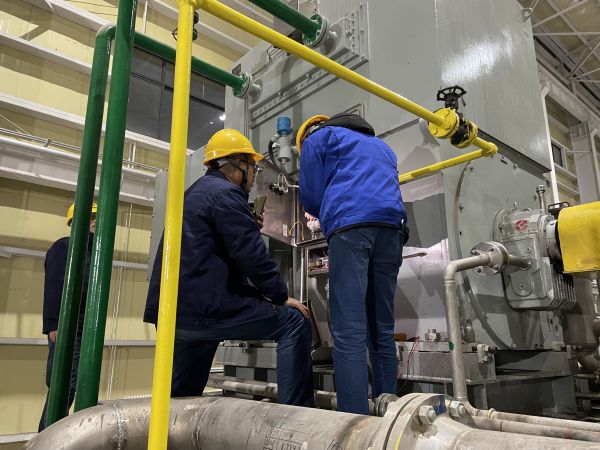 電儀分部員工對現場用電線路進行故障排查與處理.jpg