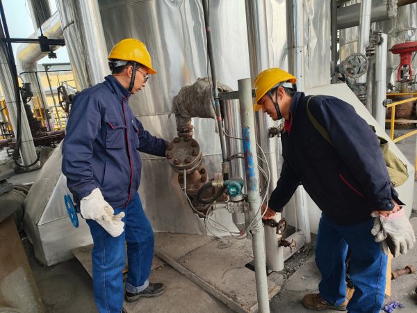 2月2日，計控電儀部李勝忠和胡含朗正在檢查氣化爐流量變送器的伴熱保溫情況.jpg
