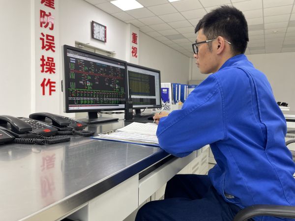 春節(jié)值班期間，運(yùn)行員工第五江明在認(rèn)真監(jiān)視變電所內(nèi)設(shè)備運(yùn)行數(shù)據(jù).jpg