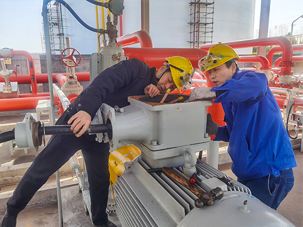 2月22日，檢修三班在191罐區(qū)更換節(jié)能電機.jpg