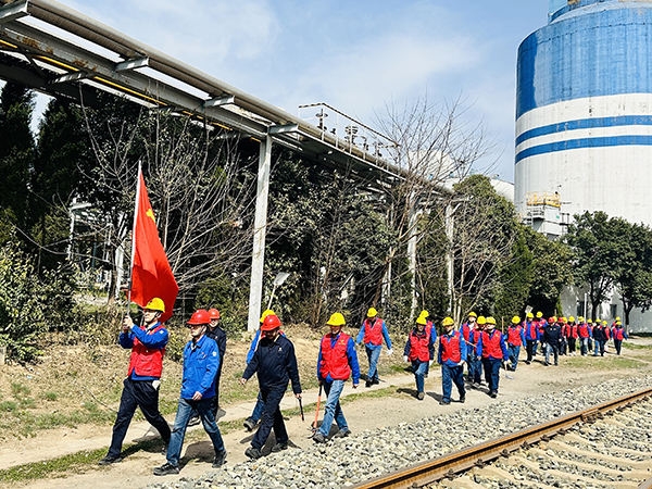 3月20日下午，物料車間黨支部開展了“清除雜草保安全 志愿服務(wù)顯擔(dān)當(dāng)”主題活動，   600.jpg