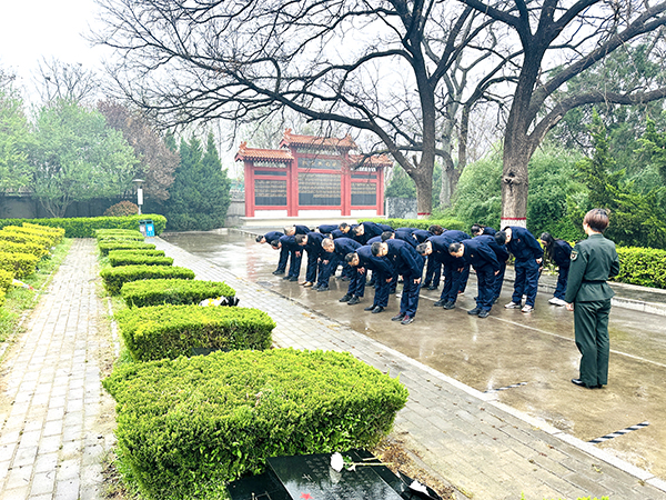4月2日下午，渭化集團(tuán)組織黨員代表、團(tuán)員青年代表走進(jìn)渭南市臨渭區(qū)王尚德烈士陵園，開(kāi)展清明節(jié)祭掃活動(dòng)。烈士紀(jì)念碑前默哀鞠躬.JPG