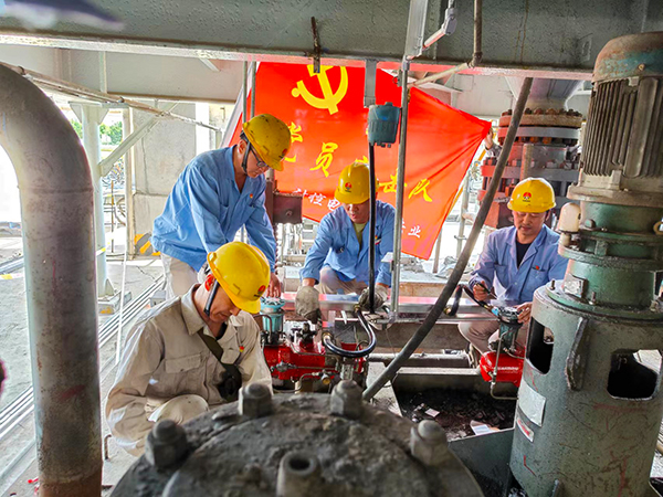 4月12日，計控電儀部黨員突擊隊成員們正在三期檢修現場更換穿線管   600.jpg