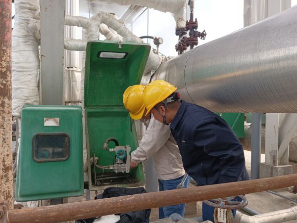 三期檢修差壓發(fā)電現(xiàn)場，計控電儀部空分尿素工段人員在現(xiàn)場檢修儀表設(shè)備并探討學(xué)習(xí).jpg