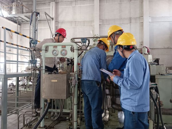 三期檢修現(xiàn)場，計控電儀部在進行“精益檢修 安全有我”主題活動的安全檢查（1）.jpg