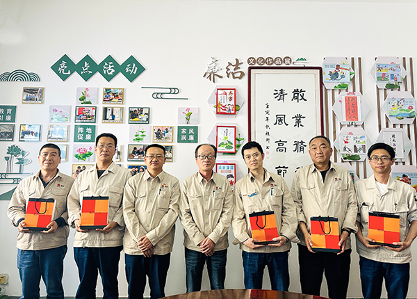 4月18日下午，物料車間黨支部組織運行崗位職工開展“書廉韻 倡廉潔”仿宋字書廉比賽。--晉級選手發(fā)放獎品.JPG