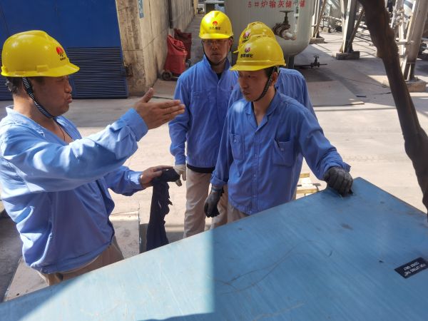 4月20日，王宏在現(xiàn)場(chǎng)給青工們講授高壓電機(jī)工作原理.jpg