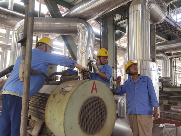 4月19日，魏駟超跟隨師傅對(duì)電機(jī)進(jìn)行巡檢.jpg