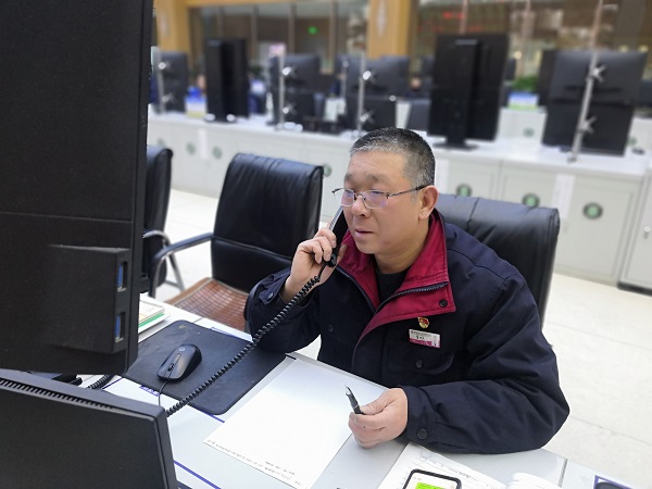 當班中，雷仲民正在通知電氣啟泵.jpg