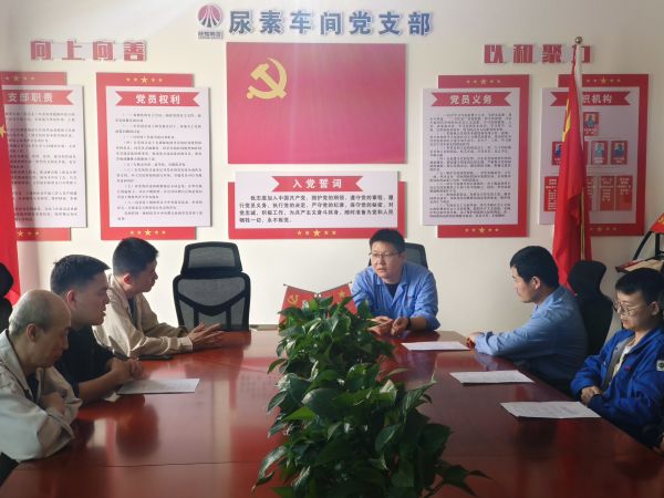 4月28日，車間工藝主任王慶振對(duì)班組考試試卷進(jìn)行點(diǎn)評(píng).jpg