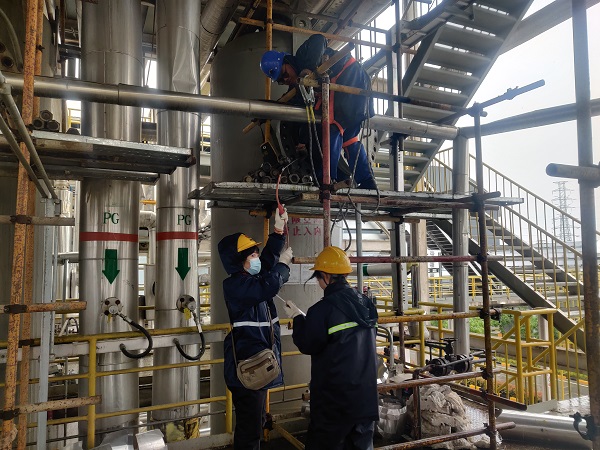 4月30日，分析人員對洗氨塔受限空間作業(yè)進行入罐前取樣分析.jpg