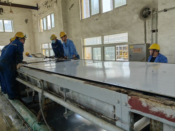 28日，合成車間、修造部人員共同搶修造粒機(jī).jpg