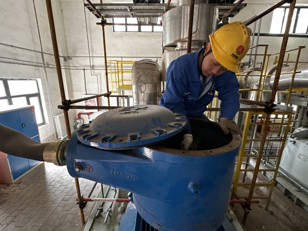 5月6日，電氣檢修工魏晨光緊固電機(jī)接線盒內(nèi)接線.jpg