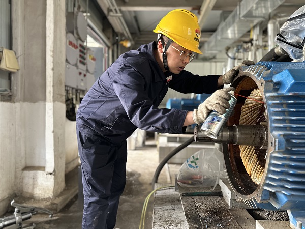 5月7日，檢修人員趙佳偉處理電機(jī)內(nèi)銹跡.jpg