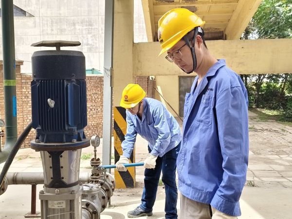 5月11日，尿素車間設(shè)備技術(shù)員馬強(qiáng)檢查冷卻水泵運行情況 (1).jpg