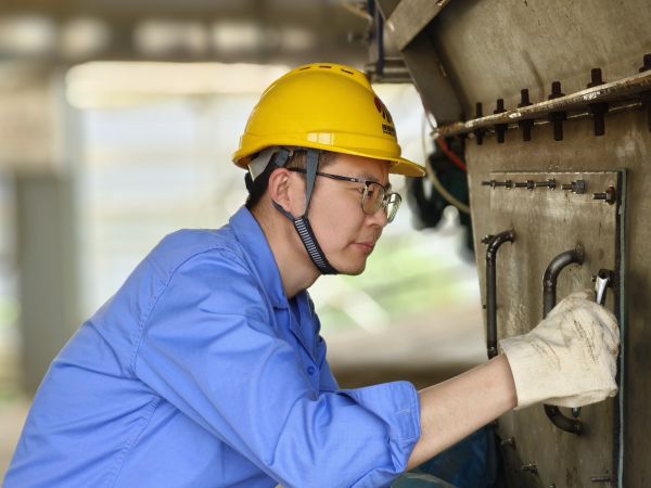 5月11日，尿素車間設(shè)備技術(shù)員馬強(qiáng)檢查設(shè)備螺栓是否松動.jpg