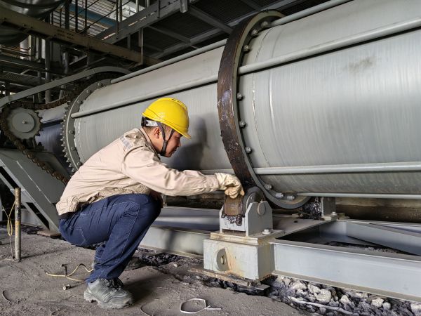 2024年5月20日，動(dòng)力車間4號(hào)鍋爐冷渣器更換后運(yùn)行人員正在對(duì)冷渣器做潤(rùn)滑.jpg