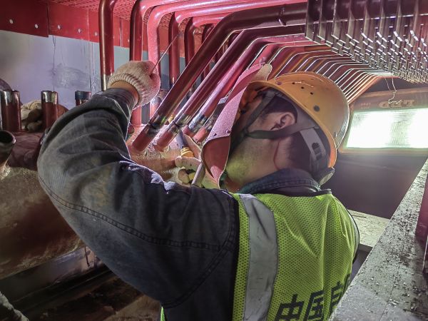 2024年5月20日，動(dòng)力車間4號(hào)鍋爐施工單位檢修人員正在焊接新的省煤器.jpg
