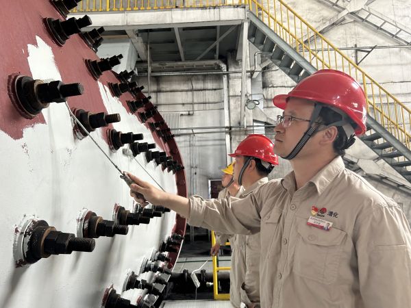 圖2 5月30日下午，制氣車間黨支部攜手聯(lián)合黨支部開展聯(lián)學(xué)聯(lián)建融生產(chǎn)  裝置舊貌換新顏主題黨日活動，制氣車間702磨煤機(jī)刷漆亮化活動現(xiàn)場紀(jì)實(shí)。.jpg