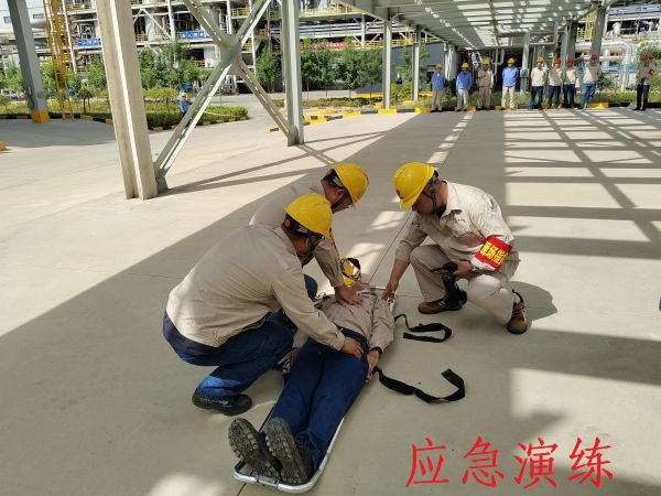 6月12日上午，制氣車間開展丙烯泄漏應(yīng)急演練，上圖為演練中搶救人員對暈倒職工進行心肺復(fù)蘇急救紀(jì)實照片.jpg