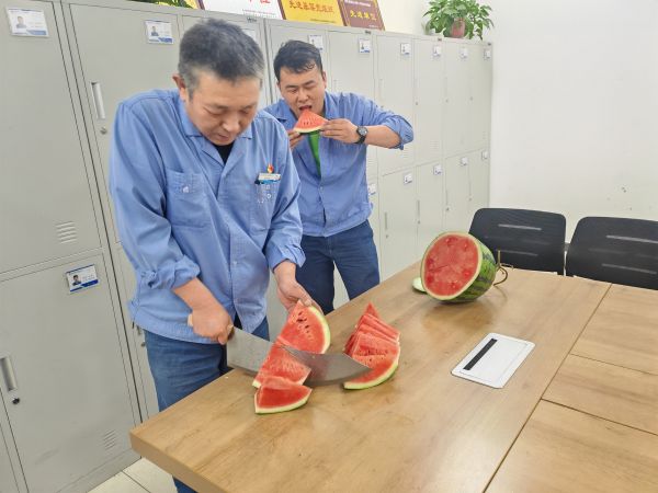 圖3 6月25日，班長雷仲民正在切西瓜。 肖歡 攝.jpg