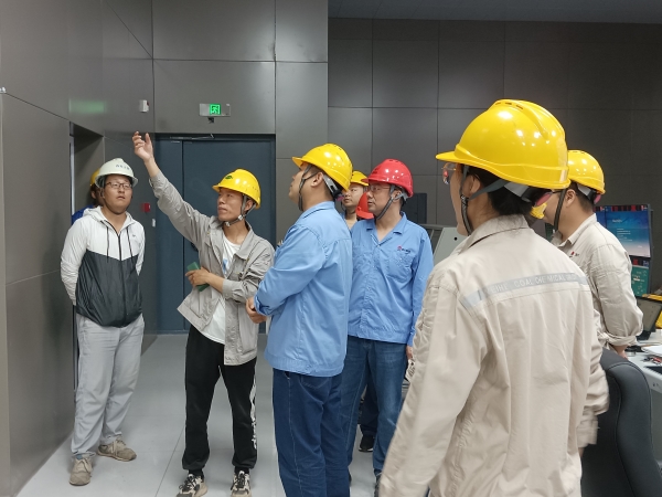 7月17日，計(jì)控電儀部副部長(zhǎng)劉勇組織電氣儀表相關(guān)人員在醋酸甲酯中試項(xiàng)目現(xiàn)場(chǎng)進(jìn)行素質(zhì)提升工作實(shí)踐交流（3）.jpg