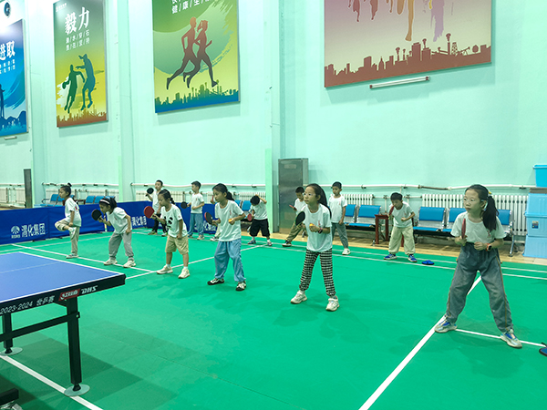 2024年8月1日，渭化集團乒乓球館，小學(xué)生學(xué)習乒乓球.jpg
