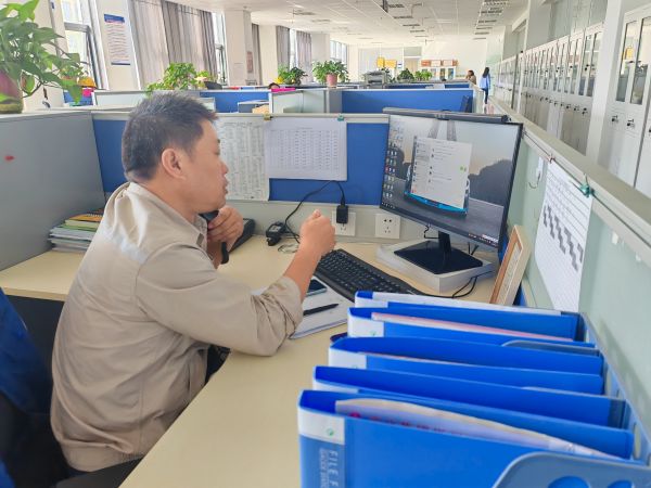 圖1 8月27日，安全員陳科武給現場監(jiān)護人員打電話強調安全有關事項。.jpg