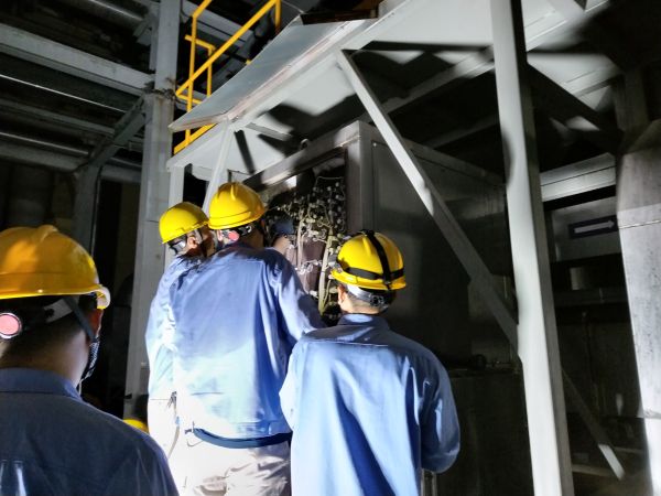 8月，計控電儀部員工在高溫天氣中消除設(shè)備隱患.jpg