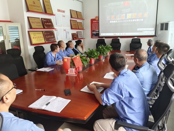 8月28日，車間管理人員觀看警示視頻.jpg