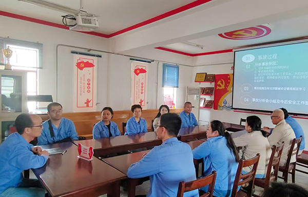 近日，物料車間主任喬玄帶領(lǐng)班組人員學(xué)習(xí)事故，并結(jié)合各自崗位工作展開討論.jpg