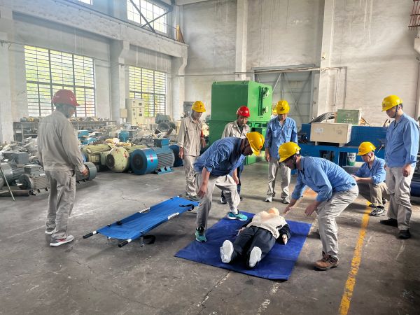 近日，為了提升員工的安全應(yīng)急處置能力和實(shí)踐技能，計(jì)控電儀部組織檢修一班進(jìn)行觸電應(yīng)急演練.jpg