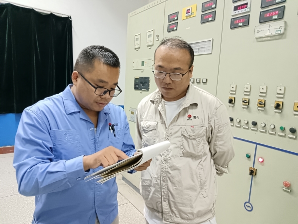 9月，運行人員正在崗位上對發(fā)電機并網(wǎng)工作票進行審核.jpg