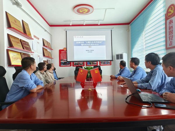 9月26日，技術(shù)員曾迎軍對(duì)班組進(jìn)行懂會(huì)能日常培訓(xùn).jpg