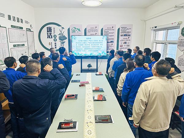 10月21日下午，物料車間黨支部開展了以“敲響廉潔警鐘、繃緊安全之弦、筑牢廉潔安全‘雙防線’”為主題的警示教育活動(dòng)，--圖為職工進(jìn)行安全承諾宣誓.jpg