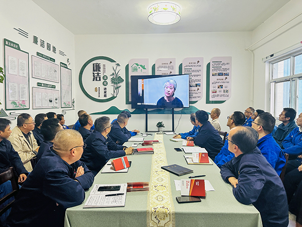 10月21日下午，物料車間黨支部開展了以“敲響廉潔警鐘、繃緊安全之弦、筑牢廉潔安全‘雙防線’”為主題的警示教育活動(dòng)，--圖為觀看廉潔警示教育專題片.jpg