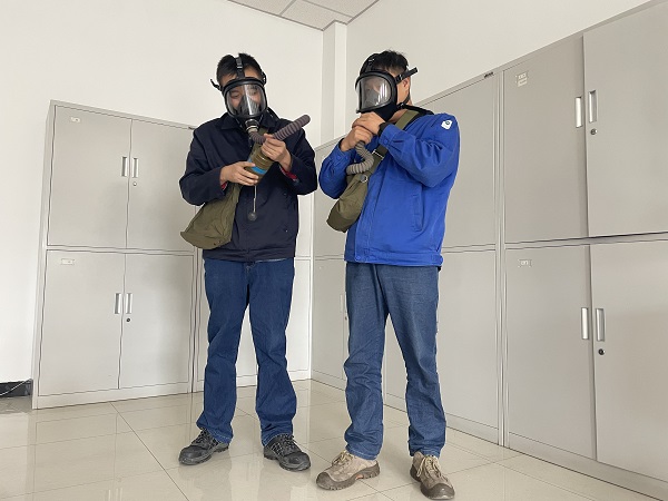 運(yùn)行工段員工正在練習(xí)如何將面具與濾毒罐正確組裝。.jpg