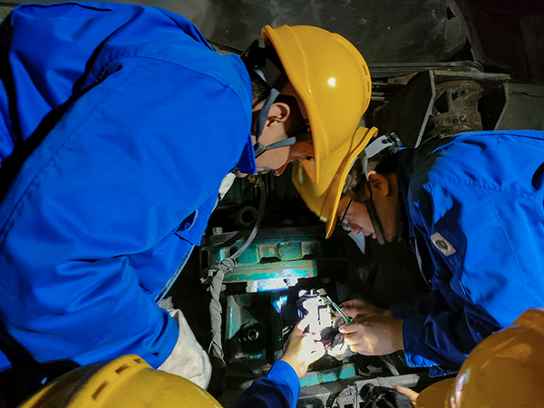 10月30日晚22時(shí)，工藝配合電氣人員拆卸故障電機(jī)。.jpg