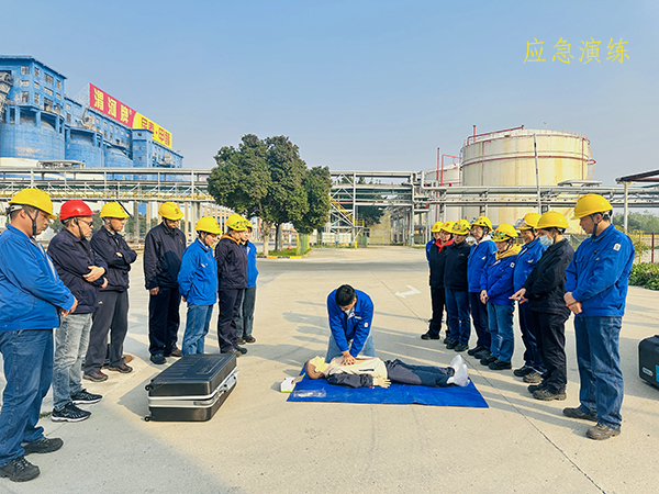 11月8日下午，應急救援隊張伯倫為職工進行心肺復蘇操作技能培訓.jpg
