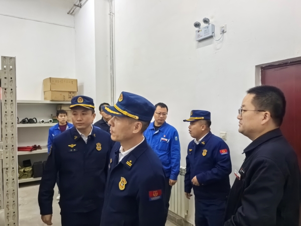 11月13日，咸陽(yáng)市消防救援支隊(duì)檢查消防器材庫(kù).jpg