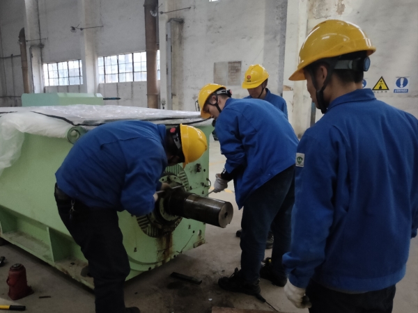 14日，計(jì)控電儀部檢修二班正在對(duì)循環(huán)水泵電機(jī)進(jìn)行維修.jpg
