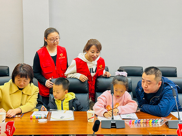 11月30日晚，物料車間黨支部開展“清風(fēng)常伴 以廉守家”為主題的廉潔文化進(jìn)家庭活動(dòng)--志愿者指導(dǎo).jpg