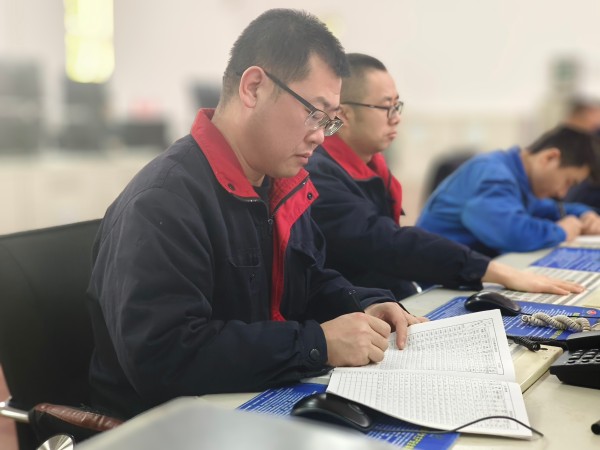 12月2日，尿素車間化工三班中控人員認(rèn)真監(jiān)盤1.jpg