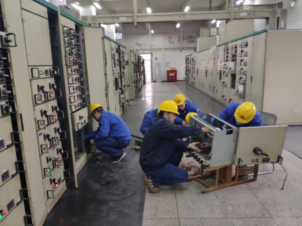 12月，檢修二班自主維修配電室開關柜.jpg