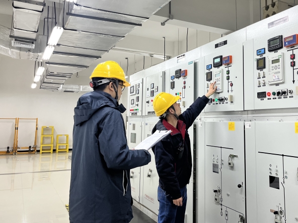 12月，計(jì)控電儀部運(yùn)行人員正在巡檢.jpg