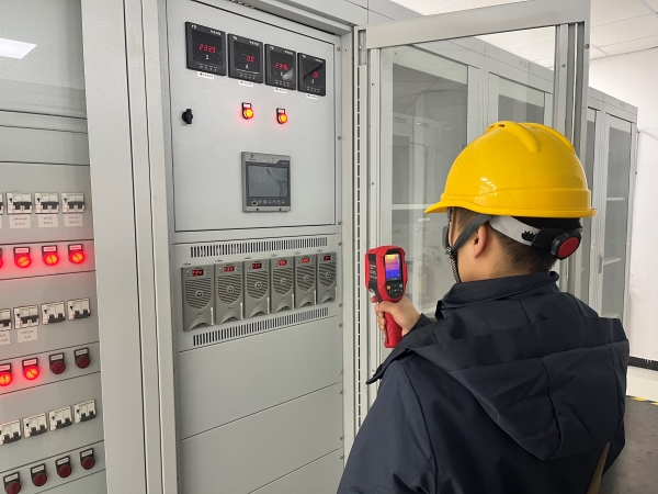 12月，計(jì)控電儀部運(yùn)行人員正在用測(cè)溫儀排查隱患.jpg